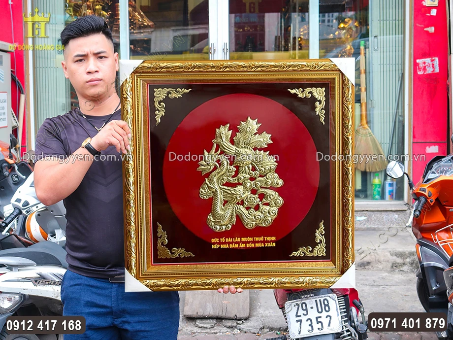 Phần nền l&agrave; giấy nỉ m&agrave;u đỏ